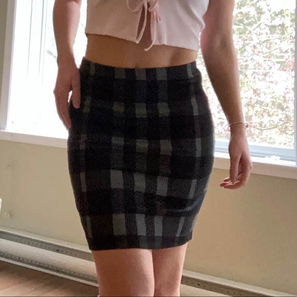 Le Chateau stretchy pencil skirt - Picture 2 of 10